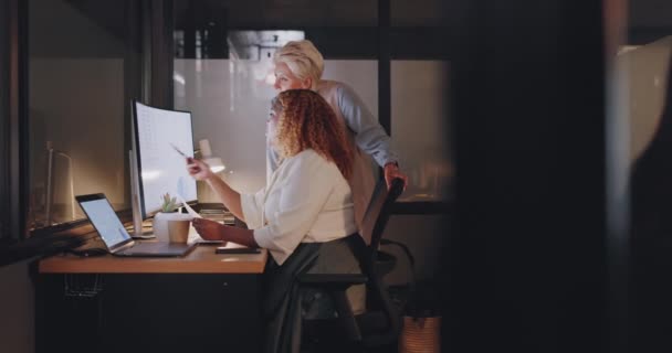 办公室 与计算机经理一起工作的女性 为数字营销公司在线项目的员工提供指导 管理层为上夜班的女孩提供团队合作 咨询和支助 — 图库视频影像