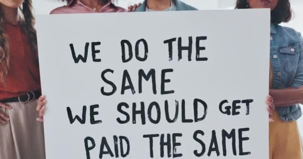 グループ 正義のエンパワメントのための抗議ポスター 平等な賃金支援と賃金格差の権利や平等の戦い 異人種間のコミュニティ チームワーク 差別の看板と一緒に立つ — ストック動画