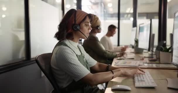 電話センター コンピュータ テレマーケティング 顧客サービスのためのビジネス女性とのコンサルティングとお問い合わせください 技術サポートのためのヘルプデスク代理店での女の子従業員とのコミュニケーション Crm — ストック動画