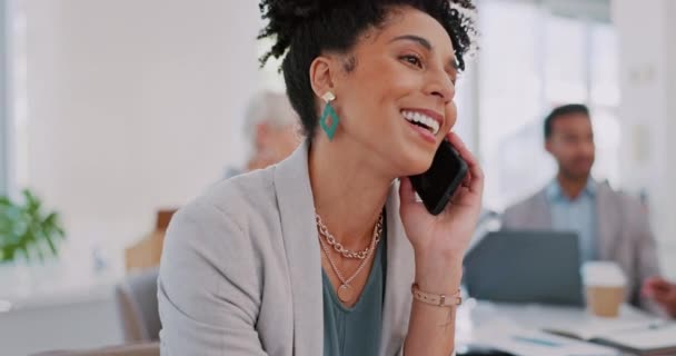 在办公室里打电话 微笑或做生意的女人 以进行滑稽的交流 交流或愉快的谈话 拥有智能手机以获得成功 讨论或创业动机的员工 经理或女性 — 图库视频影像