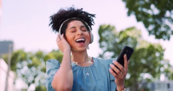 Музыка Телефон Наушники Женщина Парке Счастлива Взволнована Танцуя Саду Технологии — стоковое видео