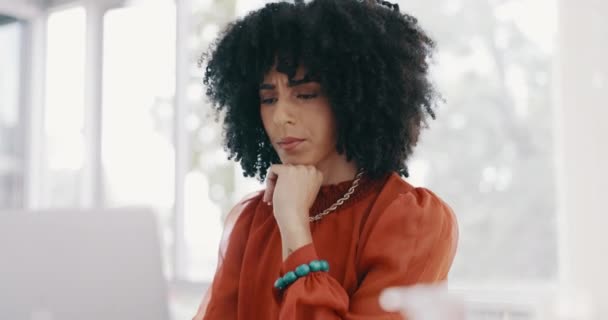 Ноутбук Думаючи Звітуйте Діловою Чорною Жінкою Сидячи Столом Руками Підборідді — стокове відео