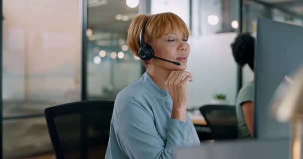呼叫中心 客户服务和办公室女性在咨询时的思维 电话推销 客户支助和女顾问 销售代理或雇员在计算机上阅读和构思 — 图库视频影像