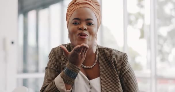 Πρόσωπο Ειρήνη Και Φυσώντας Ένα Φιλί Μια Μαύρη Γυναίκα Επιχείρηση — Αρχείο Βίντεο