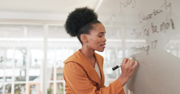 Presentation Whiteboard Black Woman Business Workshop Writing Strategy Planning Training — Stockvideo