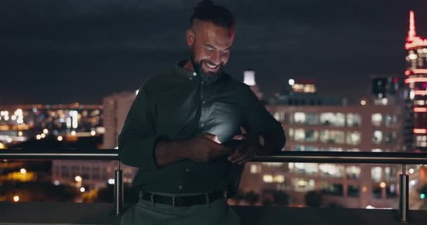 Нічний Балкон Телефонний Чоловічий Сувій Цифровому Екрані Читання Онлайн Новин — стокове відео