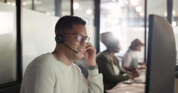 コールセンターでの会話 コミュニケーション インバウンドマーケティングのサポートについては 当社までお問い合わせください マイク上で生命保険について話す顧客サービス 技術サポートまたはセールスマン — ストック動画