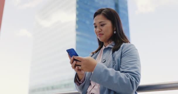 社交媒体和城市 与一名亚洲商人妇女在网上浏览以进行交流或建立联系 与输入短信的女员工的联系 移动5G技术和建筑物 — 图库视频影像