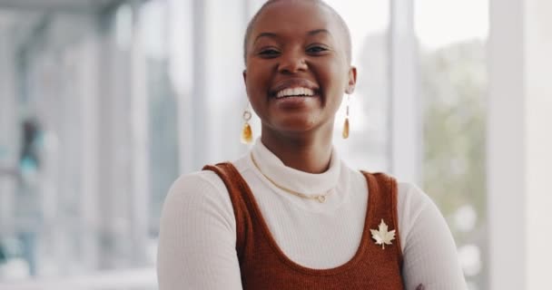 笑顔と腕を持つ黒人女性は 目標や目標のために準備ができてオフィスで交差しました ビジョン 使命と職場での成功のために笑ってナイジェリアからの代表取締役社長と幸せな女性起業家 — ストック動画