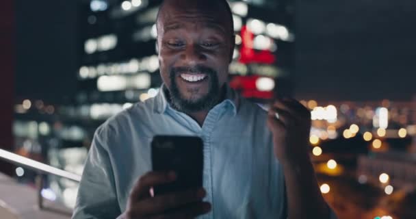 Success Celebration Black Man Phone City Rooftop Night Winner Wow — Stockvideo