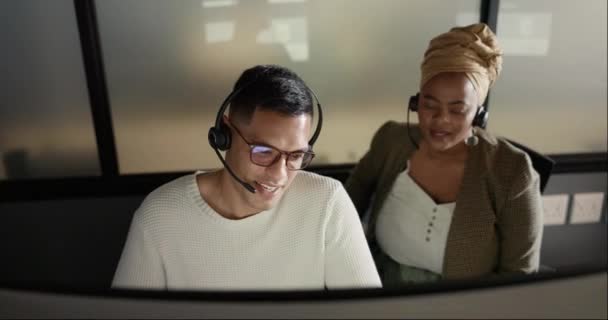 コールセンター トレーニング 顧客サービス代理店で黒人女性の同僚を指導する男性 多様性 チームワーク Crm 顧客サポートラインのためのデスクでエージェントとのテレマーケティングマネージャーコンサルティング — ストック動画