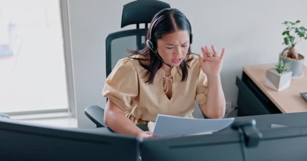 コールセンター カスタマーサポート デスクで書類 レポートと話すアジアの女性 顧客サービス Crm社とアカウントの問題とクライアントと話す相談エージェントを強調 — ストック動画