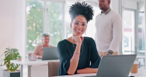 笔记本电脑 办公室和黑人女性对自己在营销 公司社交媒体管理和数字代理创业方面的职业生涯充满了微笑 为我们或Faq的网站提供技术的公司员工的笑脸 — 图库视频影像