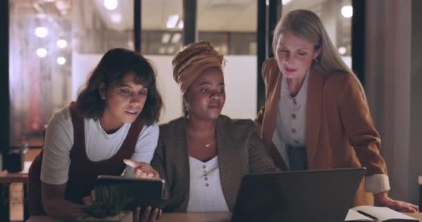 Laptop Tablet Business People Teamwork Night Project Digital Finance Portfolio — Stockvideo