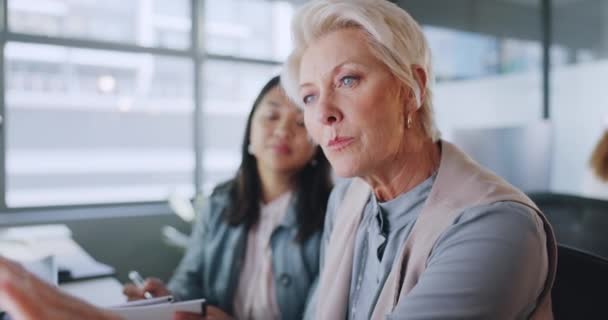 妇女和办公室谈话 营销规划和广告活动 促进销售增长的女性 首席执行官和员工 经理解释系统以及流程和语言沟通 — 图库视频影像