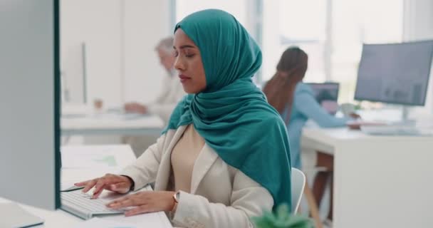 穆斯林 女商人和在办公室电脑上打字 创业公司和数字管理 互联网规划和战略审查 有伊斯兰头巾的员工在网上为Seo网站技术工作 — 图库视频影像