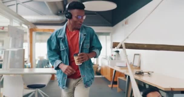 Music Walking Motivation Business Black Man Greeting His Team High — Stockvideo