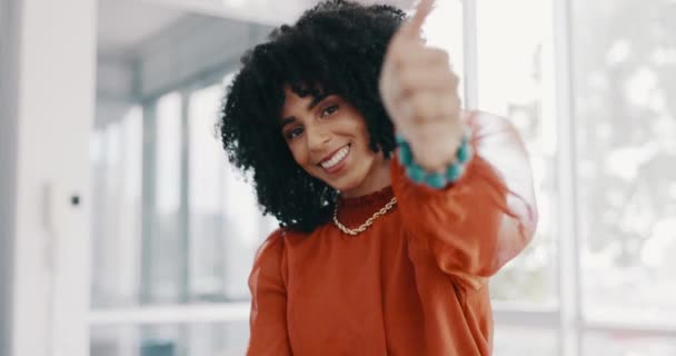 办公室和黑人女人竖起大拇指为商业成就 目标目标成功或情感手签 非洲女经理的员工祝贺 员工和肖像 有丰富的反馈 — 图库视频影像