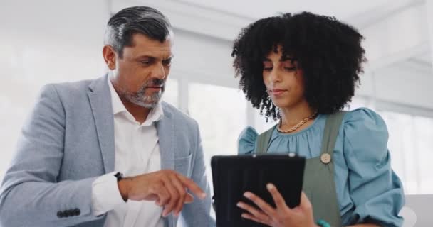 Corporate Black Woman Businessman Tablet Planning Schedule Analytics Office Teamwork — Stock videók