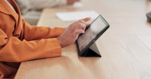 Hands Tablet Woman Desk Office Web Research Data Analytics Social — Vídeo de stock