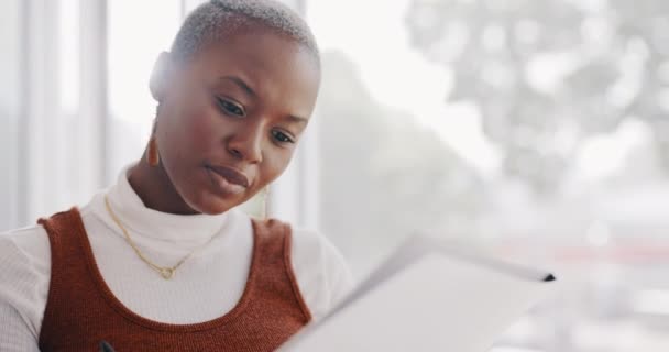 Corporate Black Woman Documents Reading Planning Notes Ideas Pen Office — Vídeos de Stock