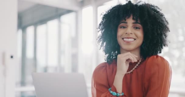 Face Vision Mindset Business Black Woman Sitting Desk Her Hand — Vídeo de stock