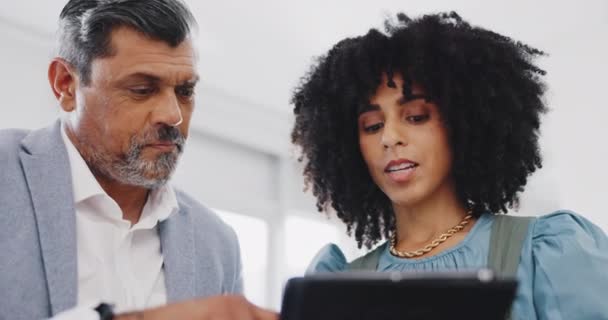 Corporate Black Woman Businessman Tablet Planning Schedule Analytics Office Teamwork — Vídeos de Stock
