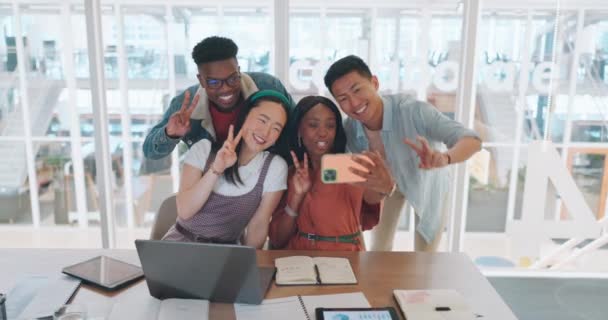 办公室自私自利 朋友和微笑为团队建设 在数字营销的创业成功和快乐 旧金山的集团 商界人士和具有形象 多样性或团结精神的智能手机 — 图库视频影像