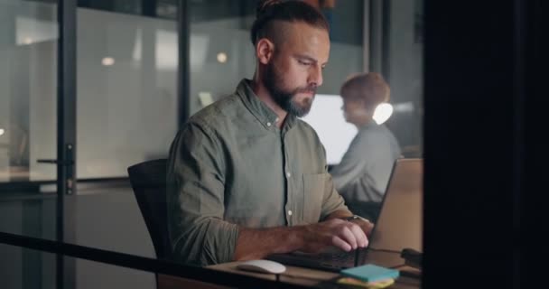 Бизнес Ноутбук Человек Стрессом Ночные Вечерние Предложения Цифровой Маркетинг Офис — стоковое видео