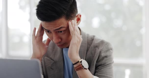 亚洲商人 头疼或疲倦的脸在通讯处 笔记本电脑或营销公司 东京数字营销机构的人 计算机和心理健康与倦怠 目标或Kpi — 图库视频影像