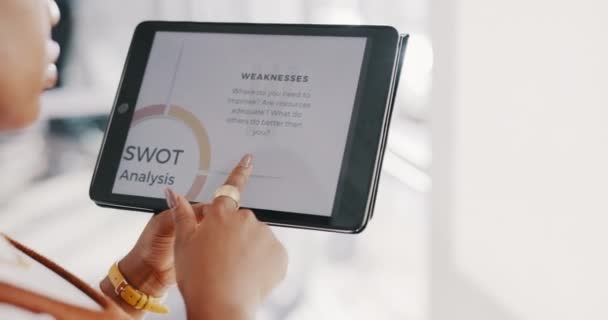 Tablet Χέρια Μαύρη Γυναίκα Ψηφιακά Στοιχεία Marketing Analytics Για Διαφημιστική — Αρχείο Βίντεο