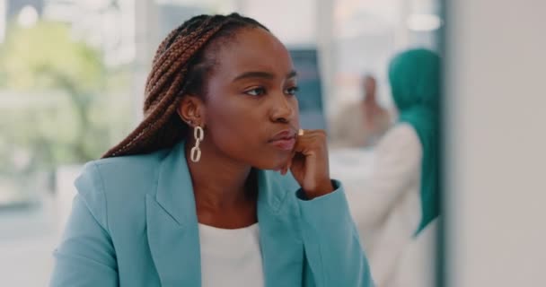 Бизнес Стресс Черная Женщина Офисе Психическое Здоровье Мышление Афроамериканка Женщина — стоковое видео