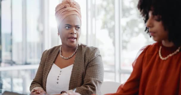 Biznes Czarna Kobieta Przywódca Rozmawiający Zespołem Personelem Kreatywną Burzą Mózgów — Wideo stockowe