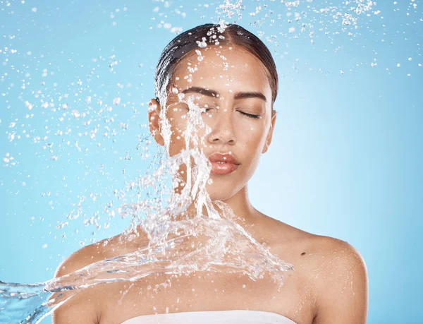 Woman Face Skincare Grooming Water Splash Blue Background Studio Dermatology — Foto Stock