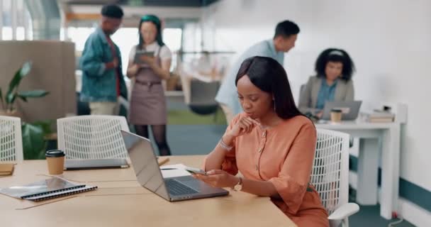 黑人女性思维和笔记本电脑用于数字营销 打字和在线日程安排 非洲裔美国妇女 行政官员和富有创造力的雇员 有想法 有计划的活动和电话 — 图库视频影像