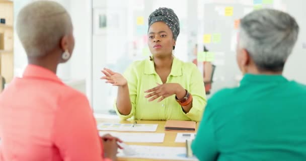 創造的な研究に関するミーティング 文書やビジネスの人々が企画 コラボレーションまたはフィードバック マーケティング予算 戦略または契約審査のためのプロジェクト管理 黒人女性またはコンサルティングチーム — ストック動画