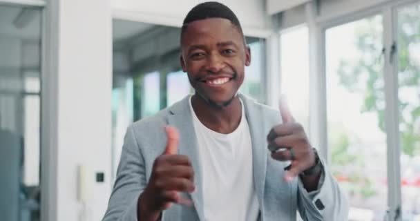 Бізнесмен Знак Руки Посмішкою Успіхом Баченням Кар Єрою Привіт Повішеними — стокове відео