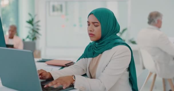 Muslim Business Woman Typing Computer Office Startup Company Digital Management — Vídeo de Stock