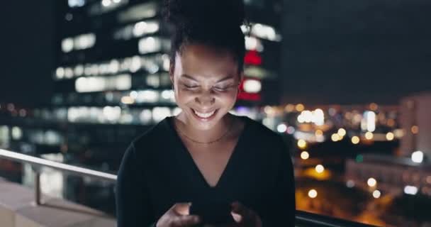 5Gの通信 電子メールの読み取り シンガポールの街でのチャットのための電話で夜 ソーシャルメディアやビジネスの女性 仕事のための残業中のモバイルアプリで面白い オンラインと笑いの労働者 — ストック動画