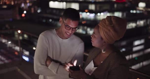 Night Man Black Woman Smartphone Business Social Media Outdoor Latino — Stock videók