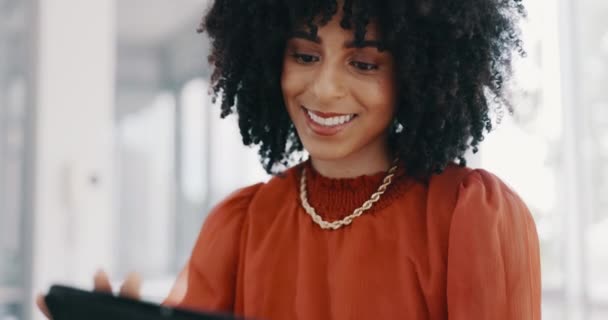 Корпоративная Черная Женщина Офис Планшет Улыбкой Общения Электронной Почты Цифрового — стоковое видео