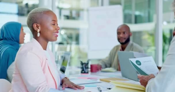商务会议或黑人妇女在团队建设中的会议计划或成功的Seo文件评审 员工或经理与营销团队一起进行公司数据分析成长 — 图库视频影像