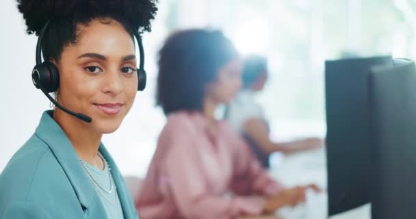 黑人妇女 呼叫中心 联系我们与Crm和肖像在办公室与微笑和专业的客户服务或电话营销 客户支持 女性前台配备耳机麦克风 — 图库视频影像