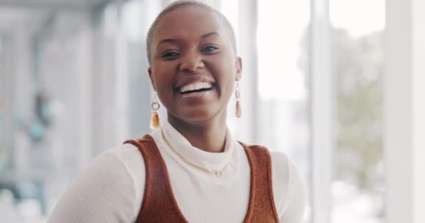 アトランタのオフィス ビジネス マーケティング代理店で笑顔で黒人女性 顔と笑顔 スタートアップでのキャリアの成長 目標と創造的な機会のための幸せな女性労働者 成功と肖像画 — ストック動画