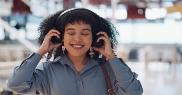 耳机和黑人女性旅行 微笑和音乐来放松 休闲和时尚 非裔美国女性 广播和通勤用耳机 音响效果好 歌曲断断续续 — 图库视频影像
