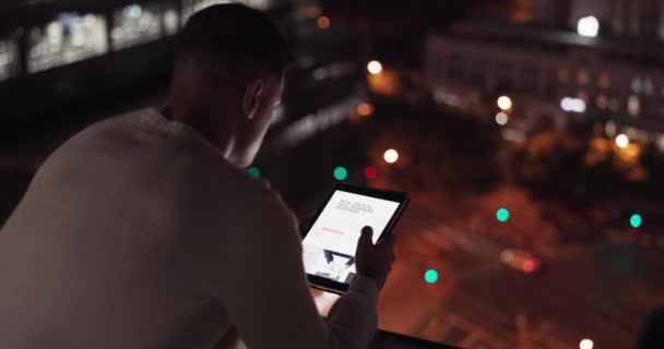 Man Tablet City Using Night Data Scroll Internet Global Networking — Stock videók