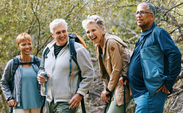 Природа, походы и счастливые старшие друзья сближаются, разговаривают и смеются над комической шуткой в лесу. Счастье, веселье и группа пожилых людей, путешествующих вместе для здоровья, хорошего самочувствия и физических упражнений