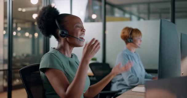 电话营销成功 女性和快乐庆祝呼叫中心咨询 团队精神和客户支持或快乐在办公室 非洲妇女 雇员成就和高达5岁 — 图库视频影像