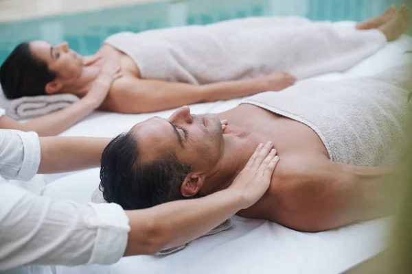 Zen Comfort Synchronization Couple Enjoying Massage Poolside —  Fotos de Stock