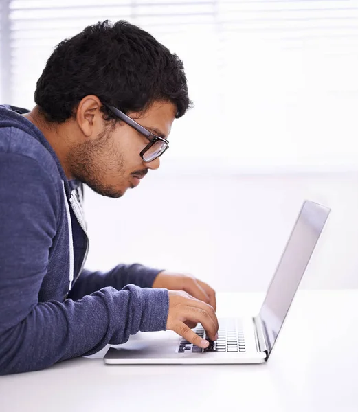Cufundat Munca Lui Tânăr Chipeș Care Lucrează Laptop Într Birou Imagine de stoc